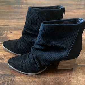 Kaari Blue Women’s Black Suede Zip Up Booties. Size 8.5. Heel 3”.